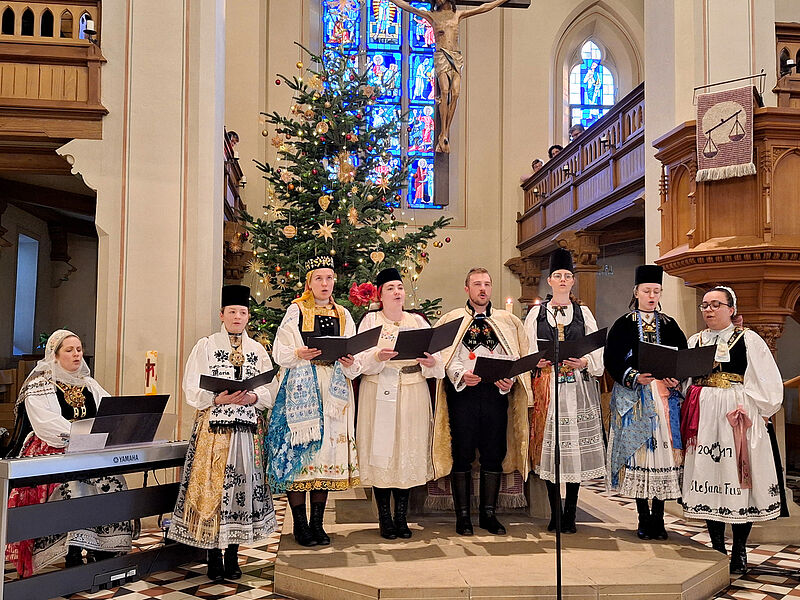 Die neu gegr�ndete Singgruppe „Heimatklang“ sang ...