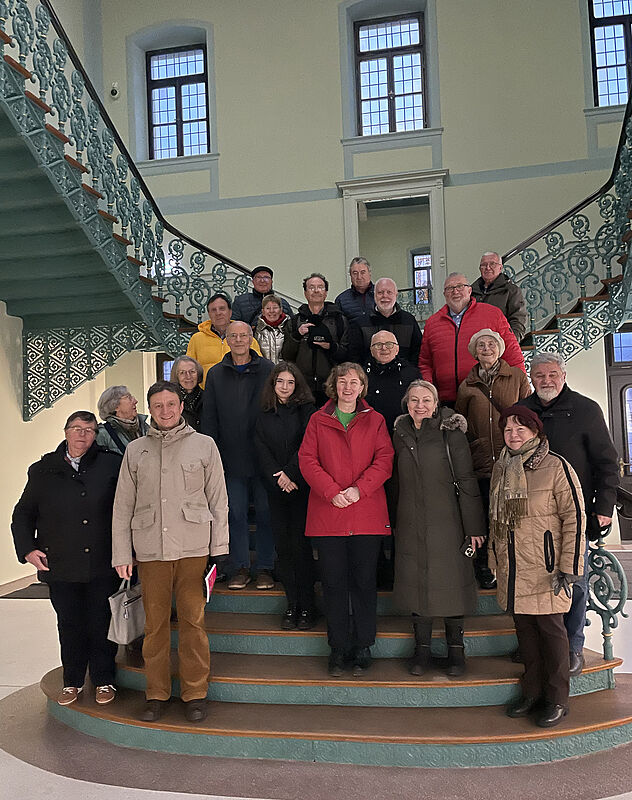 Seminarteilnehmer mit Gustav Binder beim Besuch ...