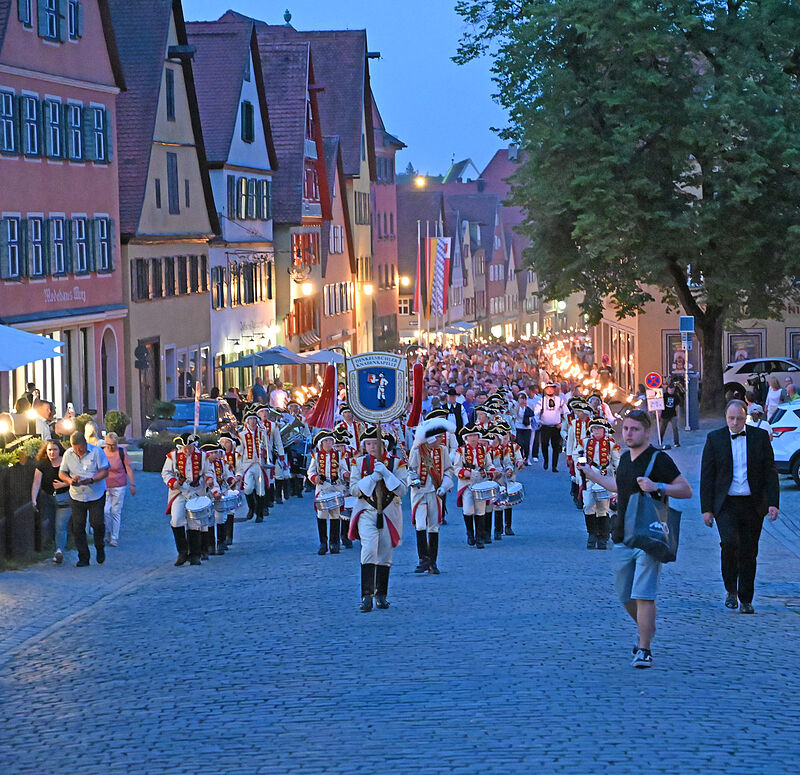 Die Knabenkapelle Dinkelsb�hl f�hrt den Fackelzug ...