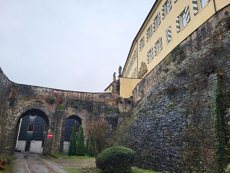 Blick aus dem Burggraben auf die Schlossbr�cke ...