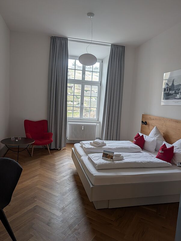 Hotelzimmer „Deutsch-Kreuz“ auf Schloss Horneck ...