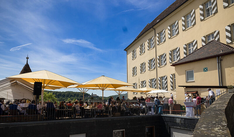 Fr�hliche Stimmung auf der Terrasse von Schloss ...