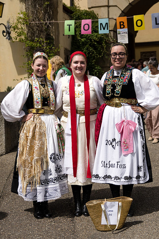 Erfolgreiche Losverk�uferinnen in wundersch�nen ...