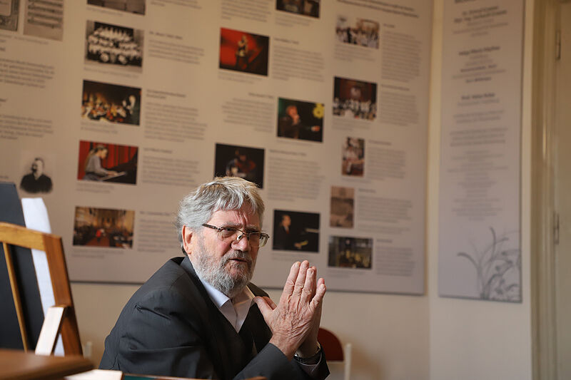 Prof. Heinz Acker bei einer F�hrung durch die ...