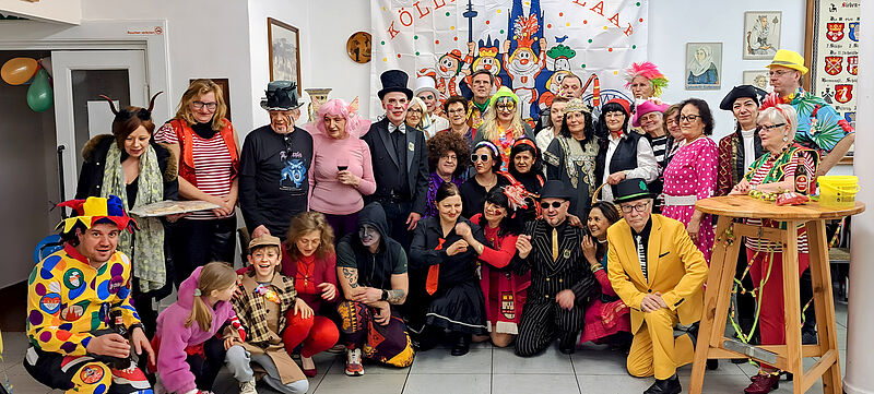 Originelle Kost�me bei der Karnevalsfeier der ...