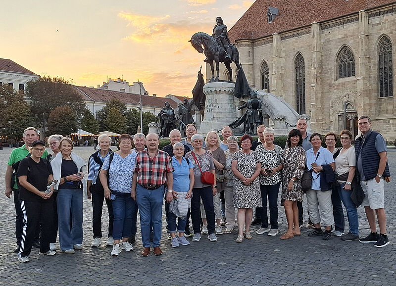 Mitglieder der Kreisgruppe Köln vor dem Denkmal ...