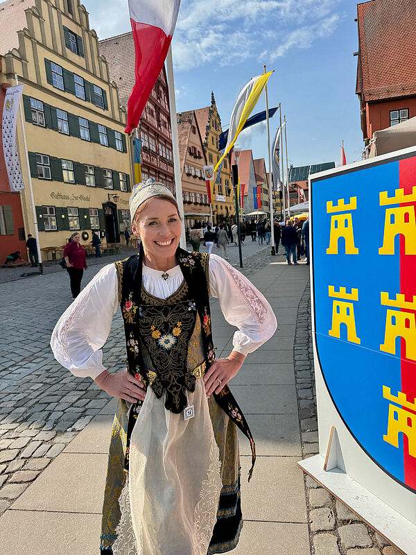 Maili Wagner in Patriziertracht in Dinkelsb�hl. ...