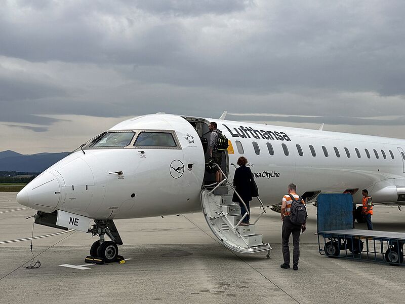 Cityliner der Lufthansa auf dem Flughafen in ...
