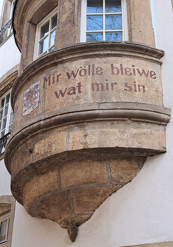 Erker in der Luxemburger Altstadt mit dem Motto ...