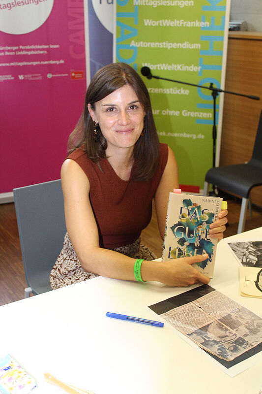 Die Autorin Nadine Schneider beim „text.talk“ ...