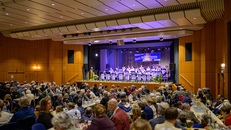 Der Vorsitzende Michael Rochus begr��t die G�ste ...