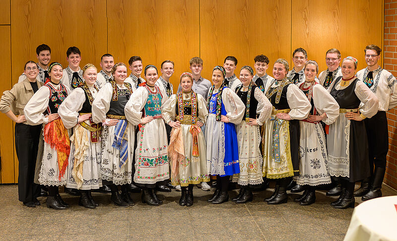 Die Volkstanzgruppe Ludwigsburg mit ihren ...