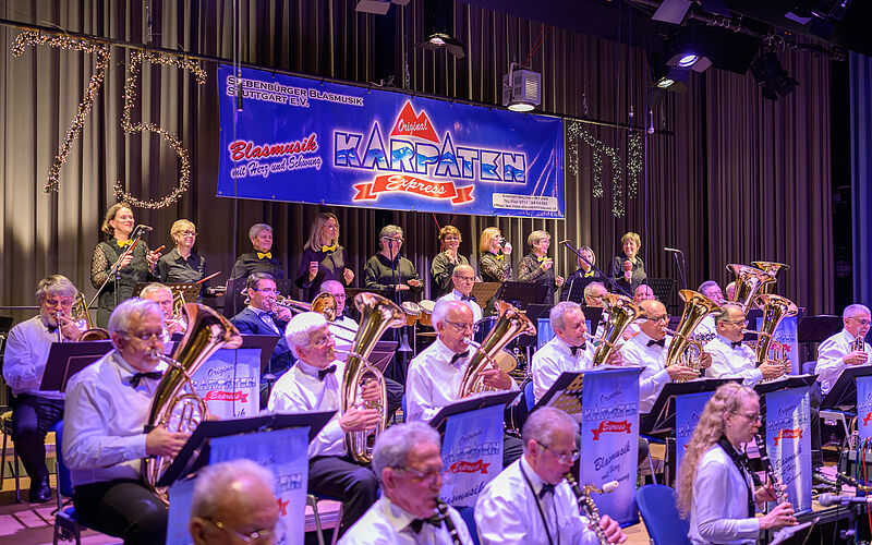 Der Original Karpaten-Express mit Background-Chor ...