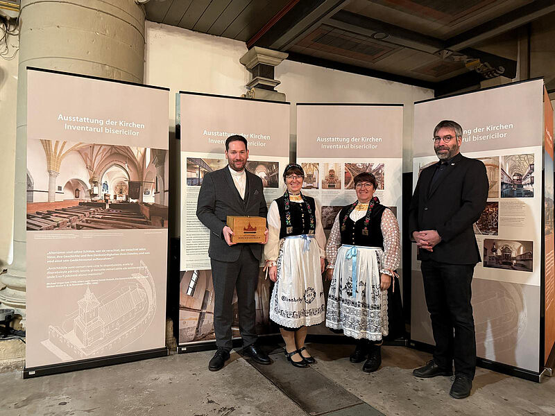 Pastor Dr. Manuel St�becke, Marianne Hinzel, ...