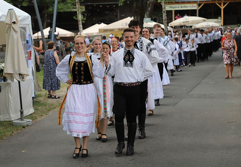 Aufmarsch der Trachtenträger. Fotos: Georg Hutter ...