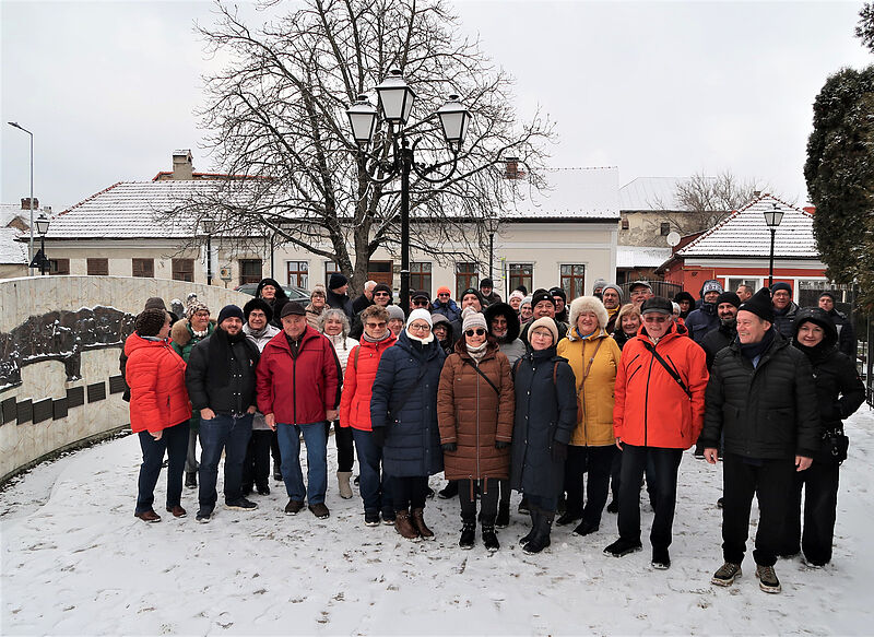Reisegruppe beim Denkmal f�r Flucht und ...