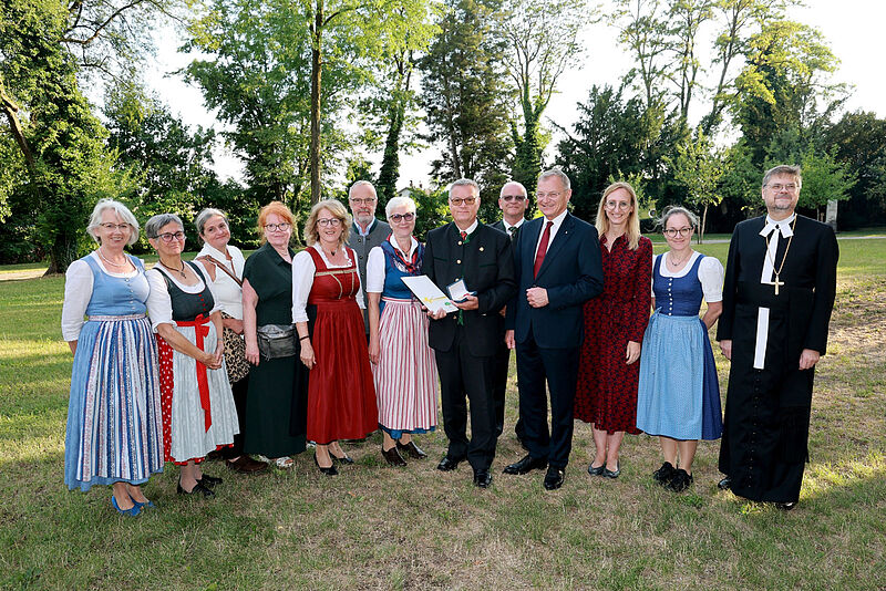 O� Forum Volkskultur und Ingrid Schuller (au�en ...
