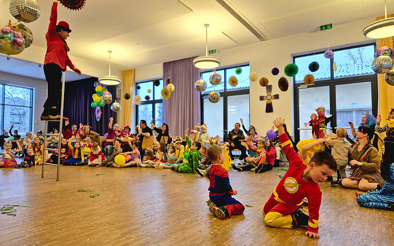 Gro� ist die Spannung beim Auftritt des Clowns ...