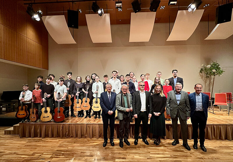 Treffpunkt Gitarre in Wels, vorne von links: ...