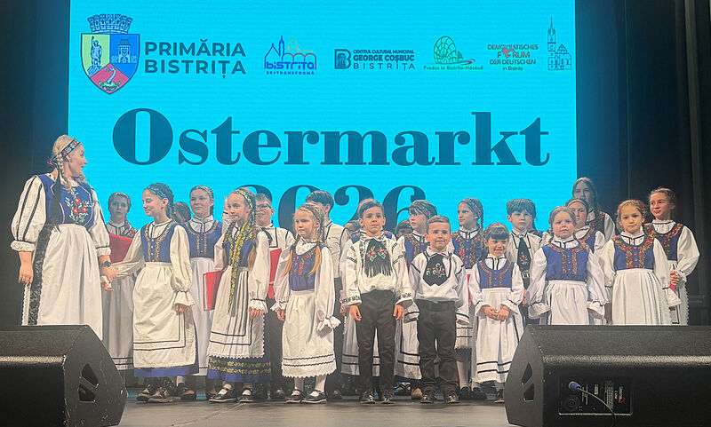 Kinderchor „Laudate Dominum“ mit Chorleiterin ...