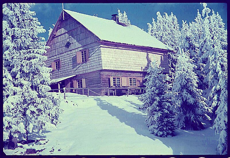  Robert Zikeli: Prejbe-Schutzh�tte mit dem Logo ...