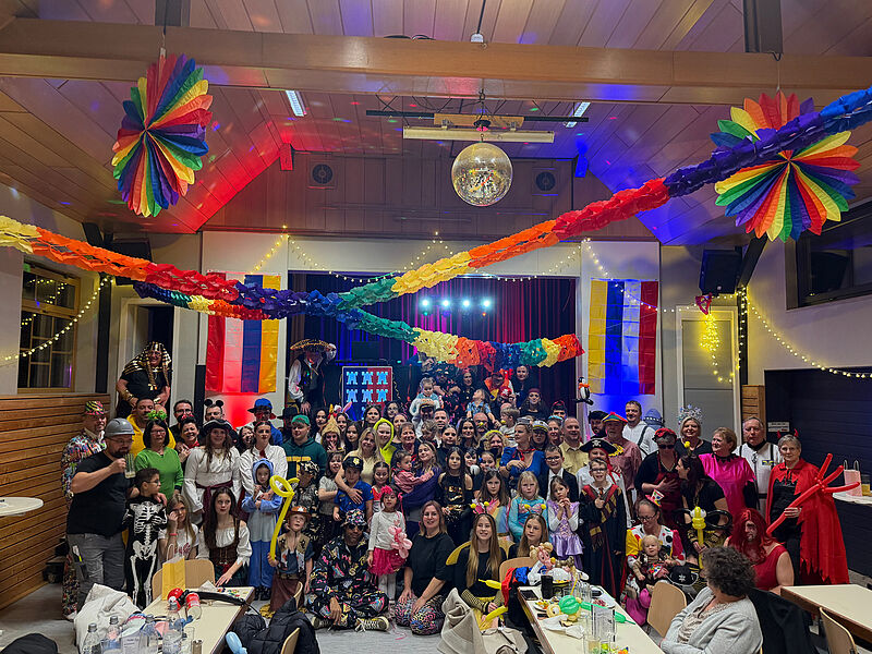 Jung und Alt feiern die bunte Faschingszeit im TV ...