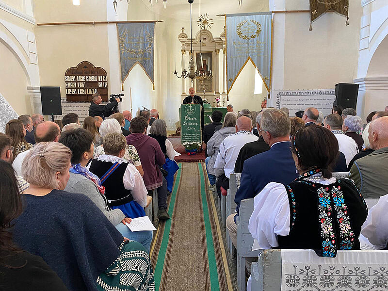 Bischof Reinhart Guib in der vollen Kirche. Foto: ...