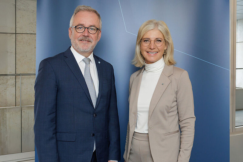 Bayerns Sozialministerin Ulrike Scharf mit dem ...