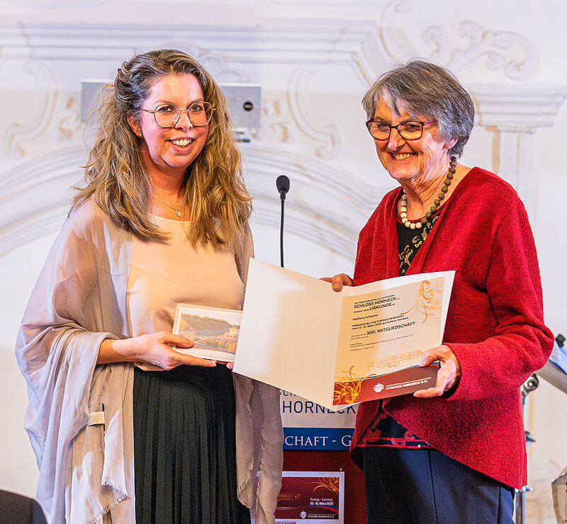 Ingeborg Schw�rer (rechts) wird von Heidi M��ner, ...