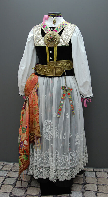 Kleinscheuerner Tracht um 1930. Foto: Werner ...