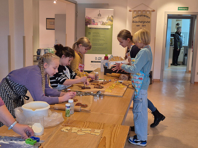 Kinder beim Pl�tzchenbacken in Freudenberg  ...