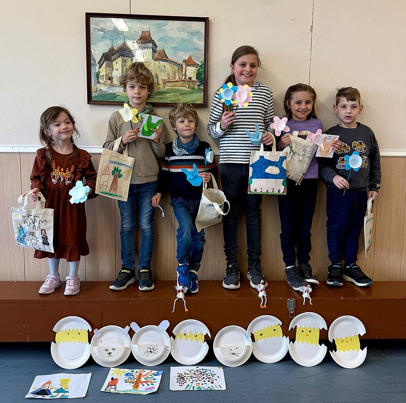 Einige der Kinder zeigen ihre Kunstwerke. Foto: ...