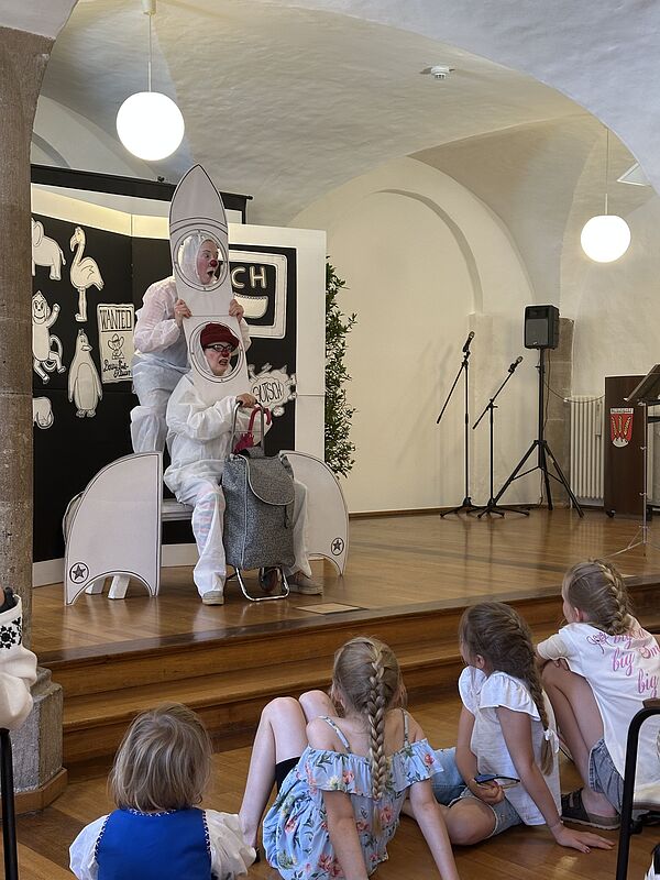 Bezaubernde Clownessen im Konzertsaal. Foto: ...