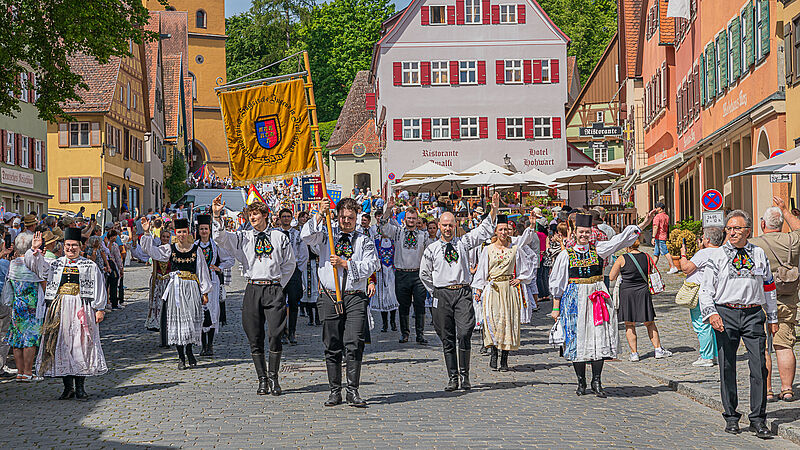 Die SJD f�hrt den Trachtenumzug an. Foto: Volker ...