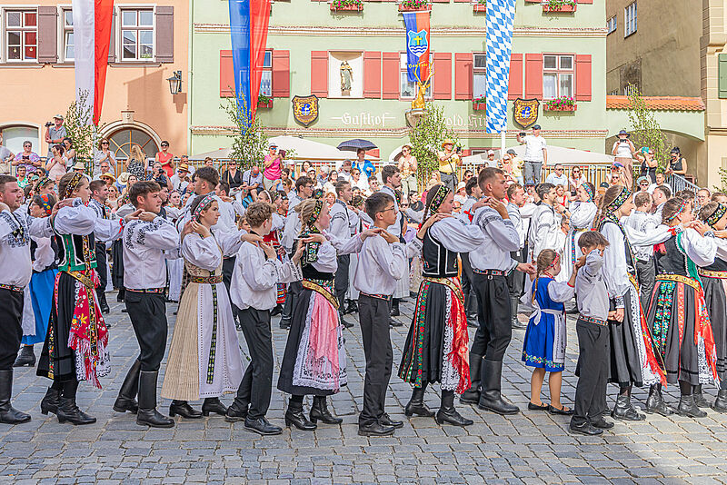 Der gro�e Tanzgruppenaufmarsch vor der Schranne. ...