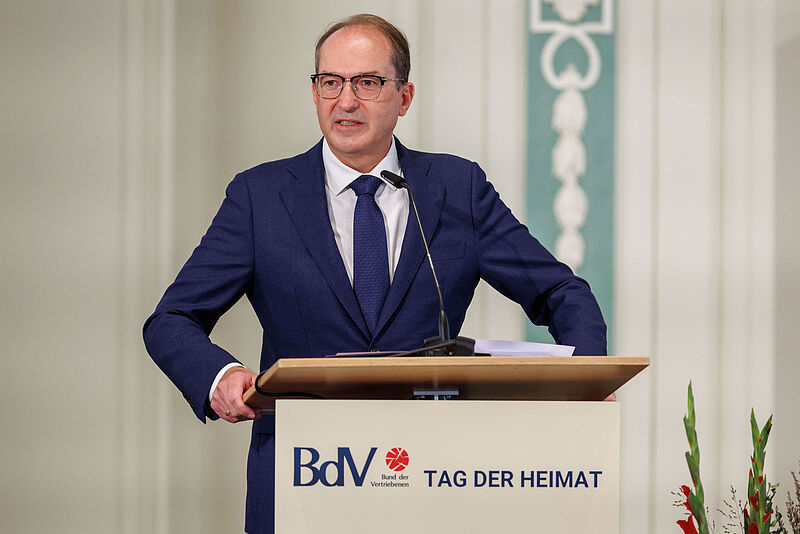 Bundesinnenminister Alexander Dobrindt hält die ...