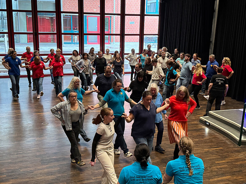 Volle Tanzfl�che im Kulturhaus S�d in D�sseldorf. ...