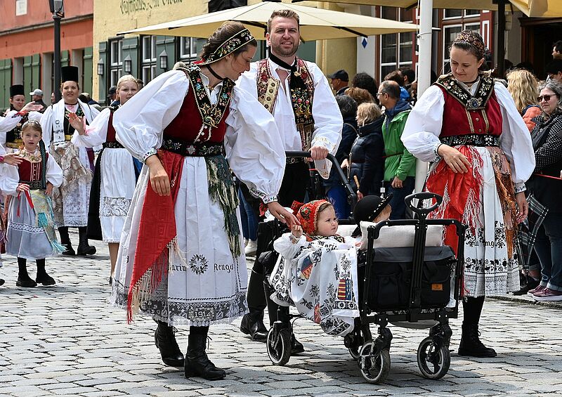 Erfreulich viele junge Trachtentr�ger und ...