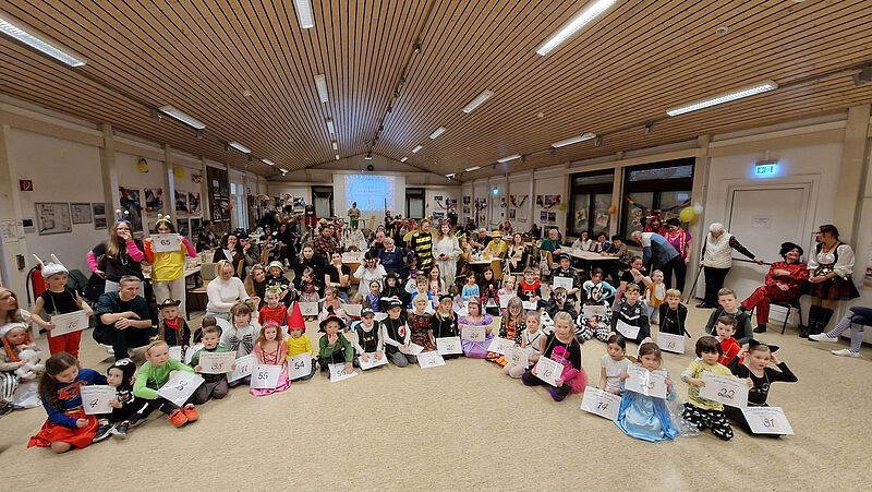 Mehr als 70 verkleidete Kinder feierten ...