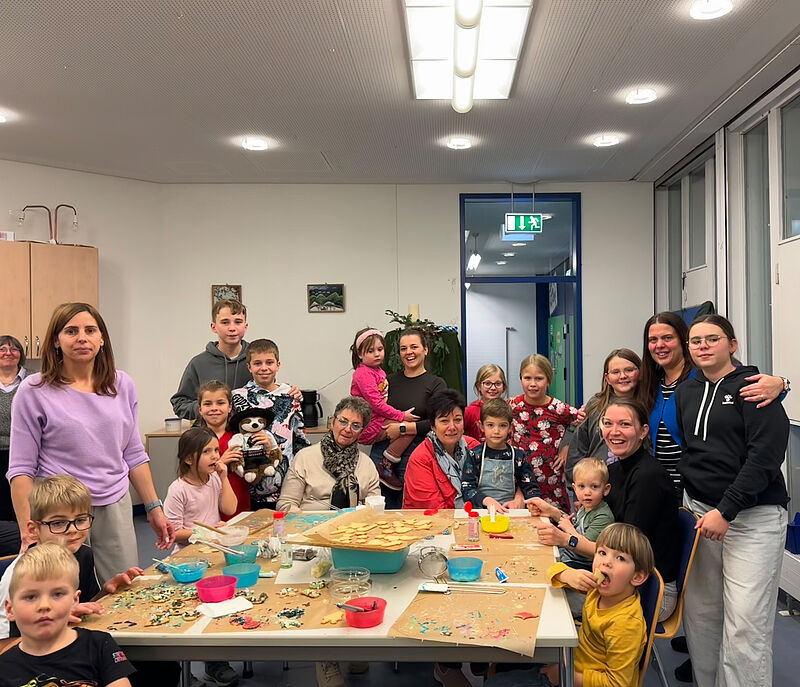 Teilnehmer des Pl�tzchenbackens in Traunreut ...