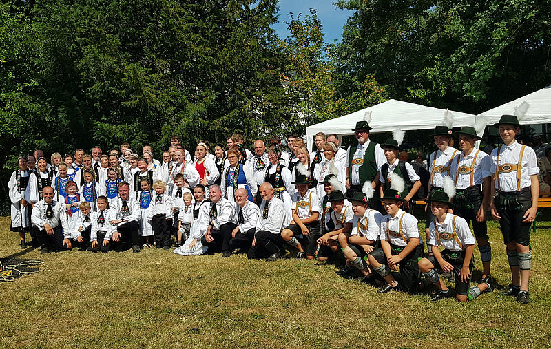 Trachtentr�ger beim Kronenfest in Traunreut. ...