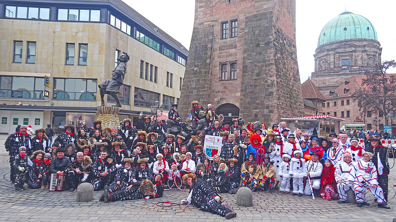 Urzeln und Darsteller des N�sner Ochsenlaufs ...