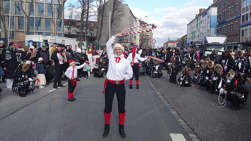Gute Stimmung beim Reifenschwingen zu den ...