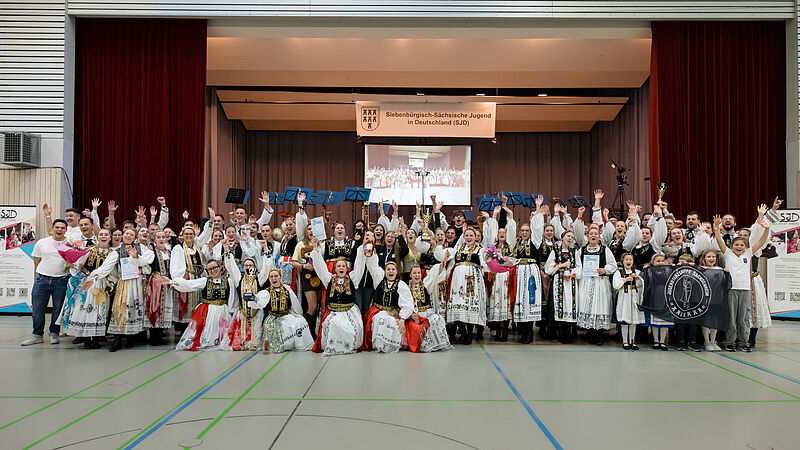 Die drei erstplatzierten Tanzgruppen des 32. SJD ...