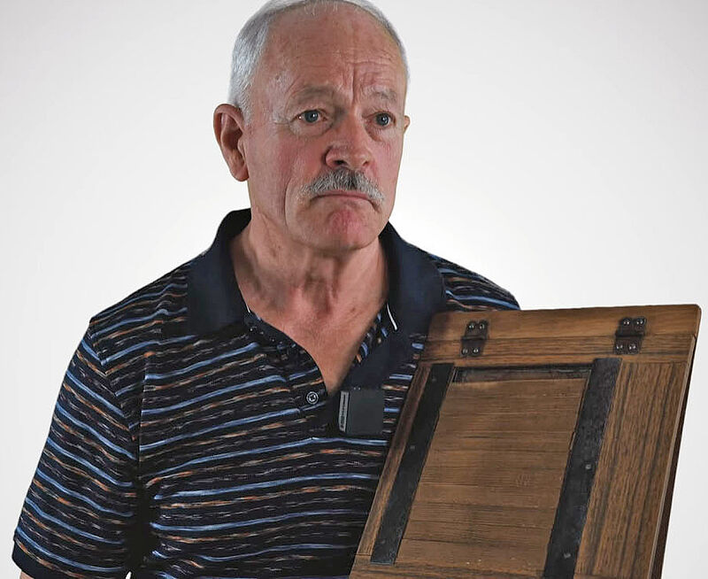 Wilhelm Maurer mit einem besonderen Objekt aus ...