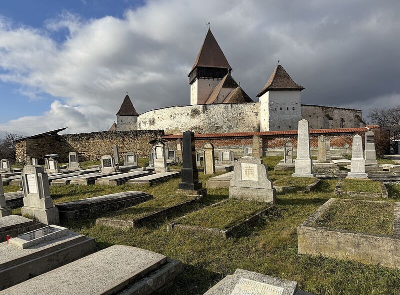 Kirchenburg in Holzmengen Foto: Rainer Lehni ...