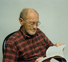 Martin Arz nimmt mit ber 80 Jahren noch reichlich geistige Nahrung zu sich.