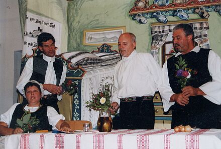 Die Theatergruppe Augsburg fhrte in Mnchen den Einakter 'De Turestangd' von Marie von Heldenberg auf, von links: Helmine Pelger, Hans-Otto Zerwes, Michael Pelger, Georg Weiss. Das Stck wurde von Maria Schenker ins Schsische bertragen, das Bhnenbild besorgte Hans Folea-Stamp. Foto: Oswald Kessler