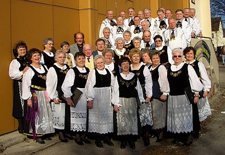 Der Siebenbrger Chor Augsburg anlsslich seines 25-jhrigen Jubilums mit den ehemaligen Dirigenten Siegfried Krempels, Hans Grau, Michael Kutscher und seiner jetzigen Dirigentin Elisabeth Schwarz. Foto: Gottfried Schwarz