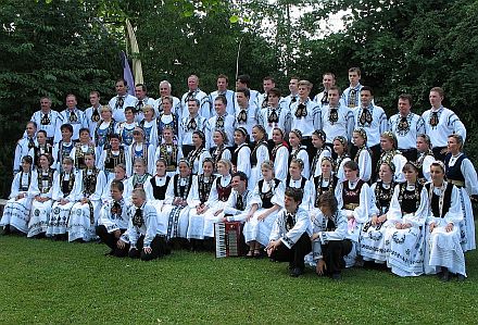 Die Trachtentrger der Kreisgruppe Augsburg, der HOG Girelsau und der Tanzgruppe Weilheim gestalteten das Kronenfest in Augsburg fr rund 1 200 Gste mit. Foto: Wilhelm Roth